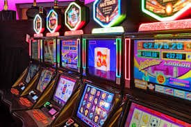 Pengguna vip4 asyik menonton pertandingan sepak bola melalui perangkat mobile